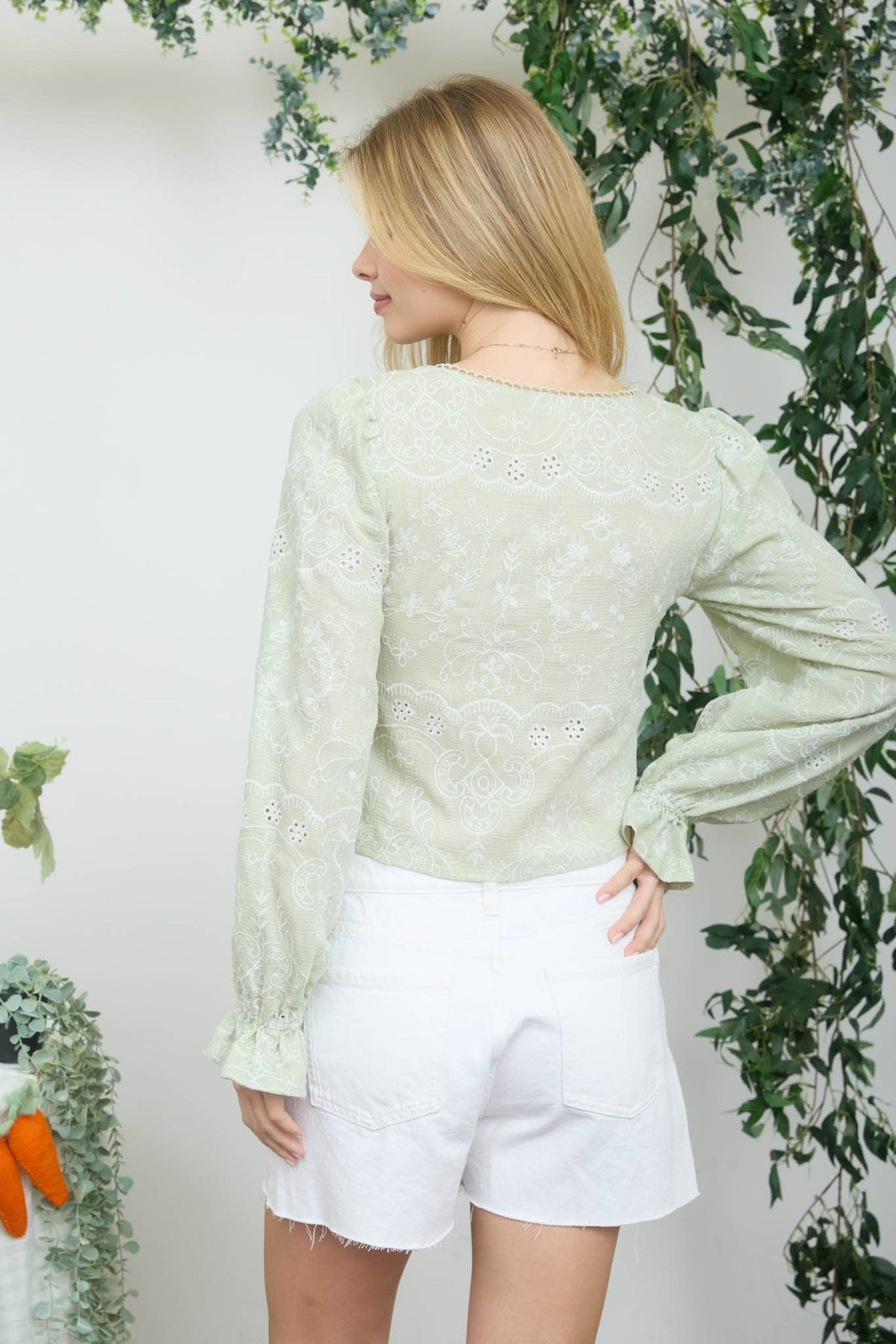 EMBROIDERED PATTERN LONG SLEEVE FRONT TIE CROP TOP